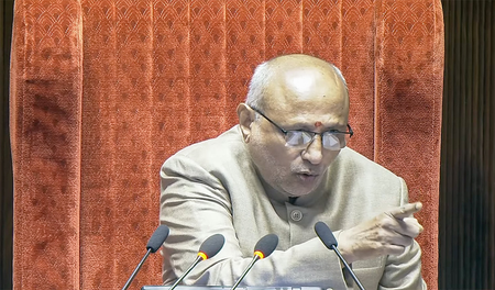 संसद में भारी हंगामा: वेल में आने और प्लेकार्ड दिखाने पर मिलेगी कार्रवाई की चेतावनी