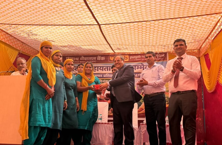 Home 1 PNB RSETI गंगवा में स्वयं सहायता समूहों के लिए विशेष जागरूकता कार्यक्रम आयोजित, बांटे गए ऋण पत्र