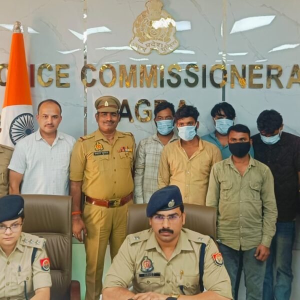 Home 5 आगरा में चांदी चोरी करने वाले अंतर्राज्यीय गैंग का पर्दाफाश, 5 गिरफ्तार; 16 किलो चांदी और 2 लग्जरी कारें बरामद Silver theft in Agra