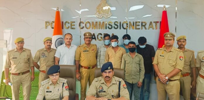 202610093972480 आगरा में चांदी चोरी करने वाले अंतर्राज्यीय गैंग का पर्दाफाश, 5 गिरफ्तार; 16 किलो चांदी और 2 लग्जरी कारें बरामद Silver theft in Agra