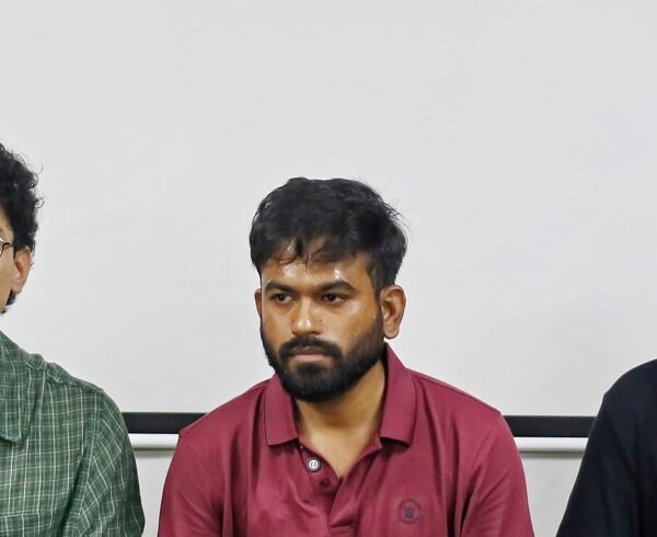 Home 3 Delhi Police Actionफ्लाइट के अंदर दिल्ली पुलिस का एक्शन, हिरासत में दिपके, रांका और सौरव; तुषार गांधी को मुंबई पुलिस ने किया डिटेन