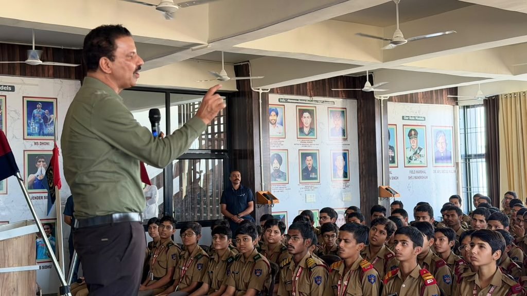 पूर्व डीजीपी डॉ. एल. आर. बिश्नोई ने किया Sainik School खारा खेड़ी का दौरा, एनडीए में चयन के लिए कैडेट्स को दिया सफलता का मंत्र 2 WhatsApp Image 2026 10 10 at 12.53.27